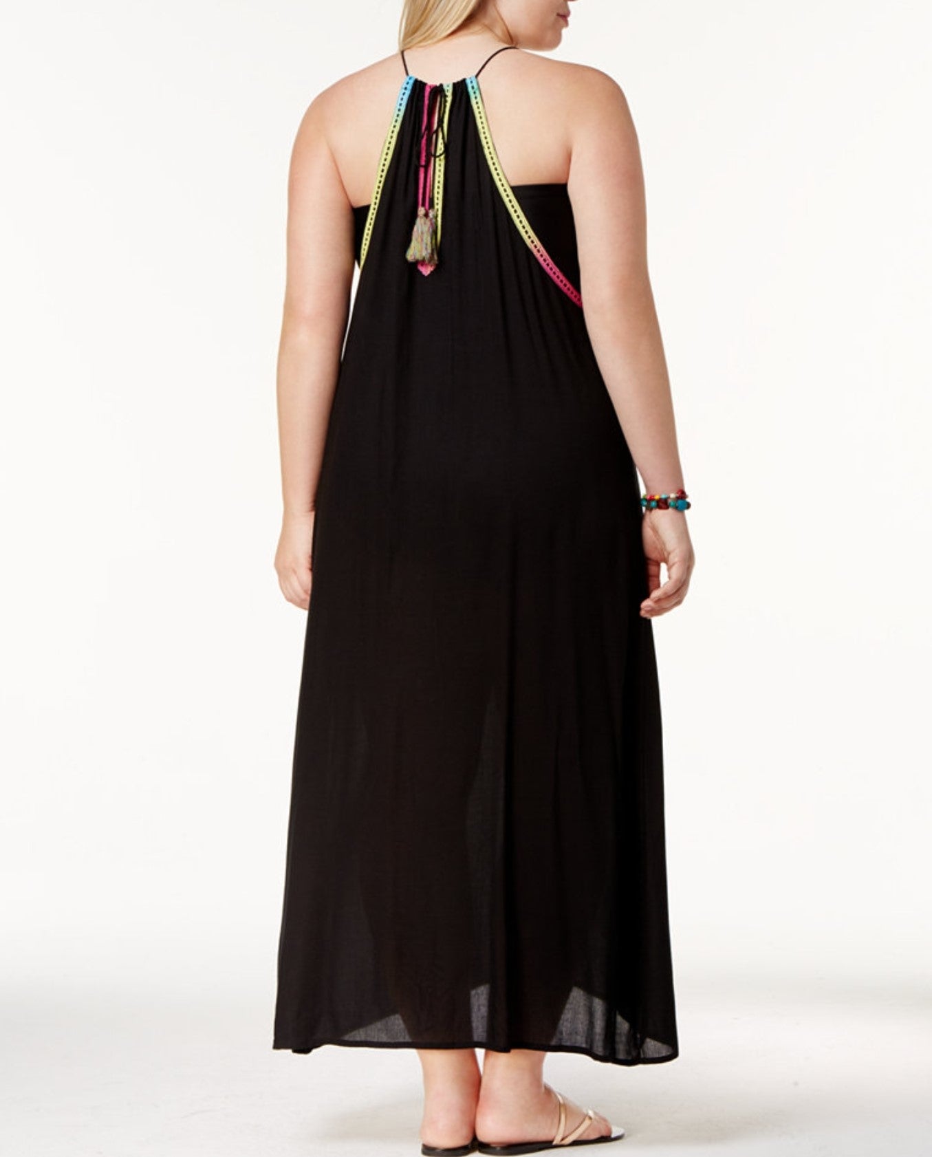 فستان ماكسي أبيض بحواف كروشيه ومقاسات كبيرة